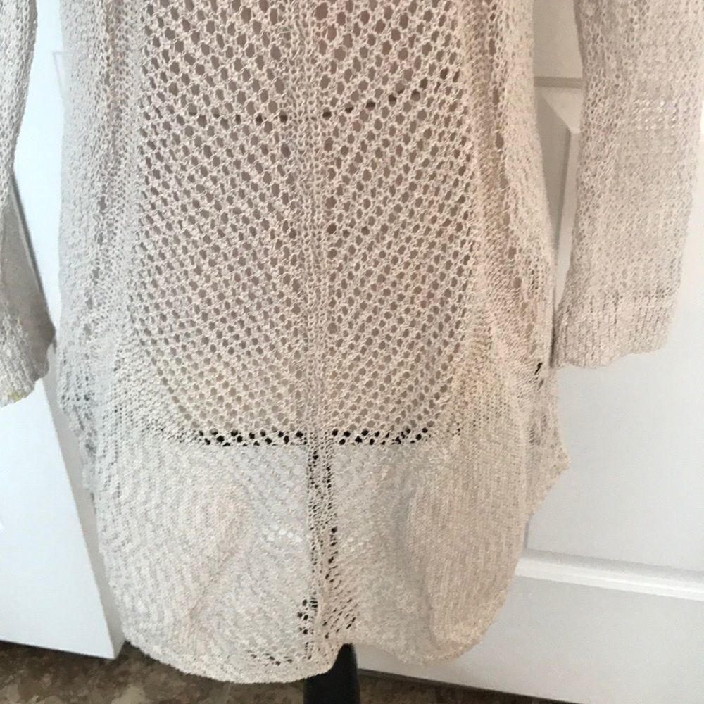 Adorable Spring top with built in Cami. Beige Eci - Picture 5 of 6